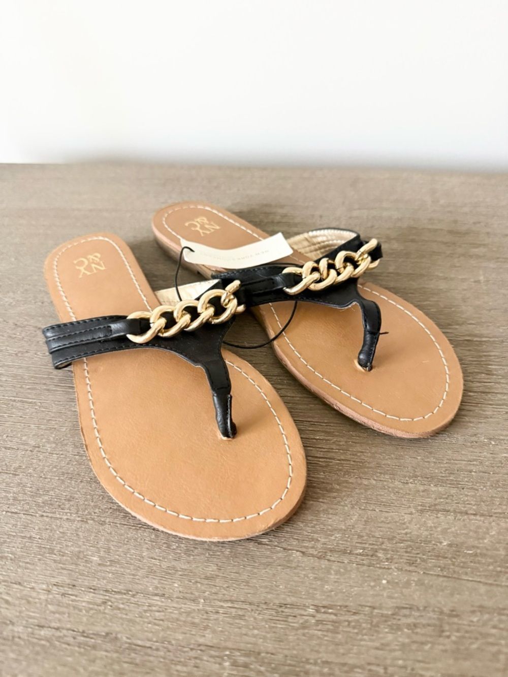 NWT NY & Co Black Thong Sandals with Gold Chain Accent Size 7